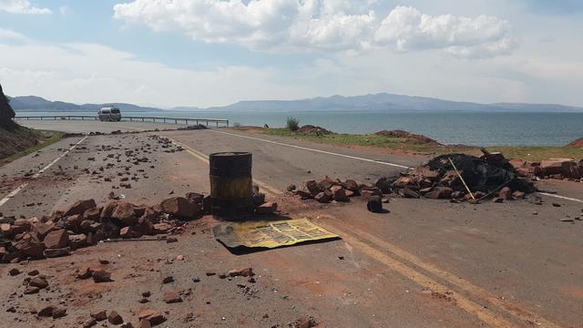 Estos son los bloqueos en la carretera Desaguadero-La Paz, vía que llega hasta Perú. (Foto: cortesía)