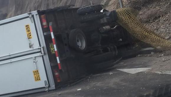 Costa Verde: camión se volcó en Miraflores y causó congestión