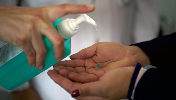 La demanda de alcohol en gel se ha incrementado durante la cuarentena por su capacidad de ayudar a prevenir posibles contagios de COVID-19. (Foto: AFP)