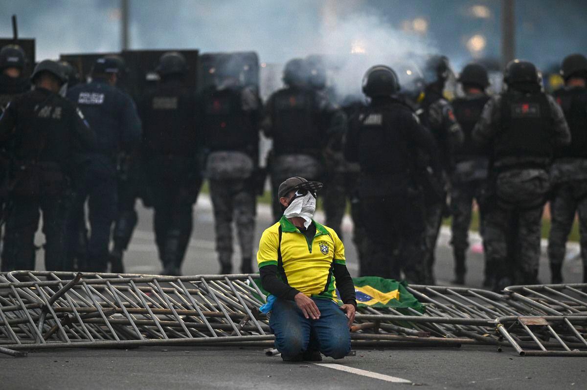 Riot policemen entered the Planalto presidential palace, seat of the Brazilian Government, in Brasilia, Brazil, on January 8, 2023. (Photo by Andre Borges / EFE)