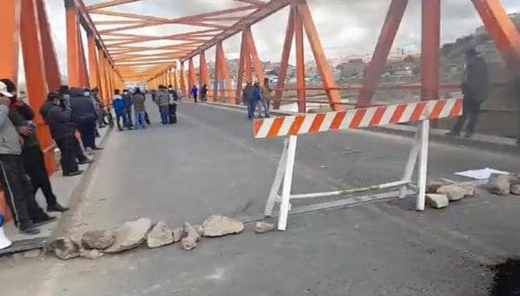 El puente que conduce a Ilave amaneció bloqueado este martes 26 de octubre. (Foto: Facebook R startv)