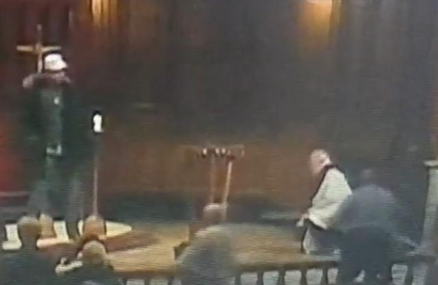 Sacerdote es apuñalado mientras daba una misa en Montreal. Foto: Captura de video