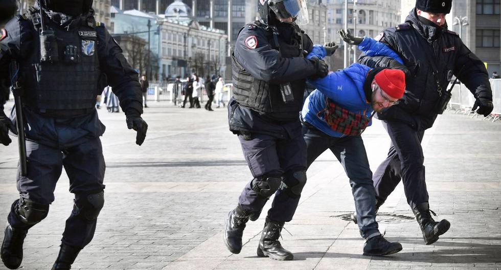 La policía detiene a un hombre durante una protesta contra la invasión rusa de Ucrania, en la plaza Manezhnaya en el centro de Moscú el 13 de marzo de 2022. (AFP).