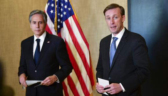 El secretario de Estado Antony Blinken, izquierda, escucha mientras el asesor de seguridad nacional Jake Sullivan, derecha, habla con los medios después de una sesión matutina a puerta cerrada de conversaciones entre Estados Unidos y China en Anchorage, Alaska. (Foto: Frederic J. Brown / Pool vía AP)