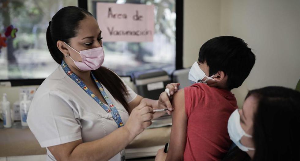 Un niño recibe una vacuna contra el COVID-19 en San José, Costa Rica. (EFE/Jeffrey Arguedas)