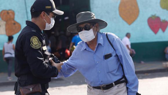 Policía protege del coronavirus a adulto mayor colocándole mascarilla. (Fotos: Diana Marcelo/GEC)