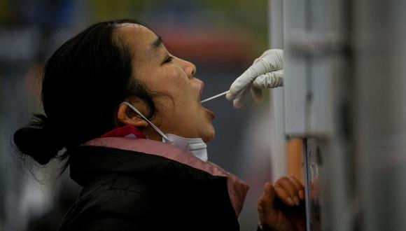Una mujer se somete a una prueba de coronavirus Covid-19 en Beijing, China, el 20 de noviembre de 2022. (Noel CELIS / AFP).