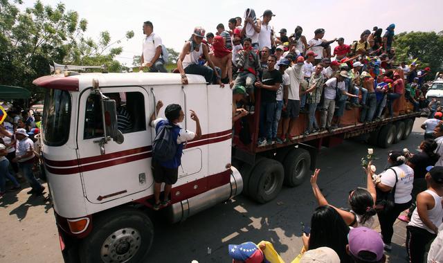 Impiden el ingreso a Venezuela de camiones con ayuda humanitaria de Estados Unidos desde Colombia. (EFE).