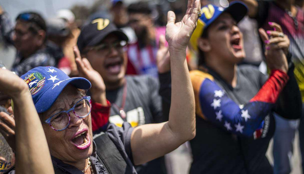 Manifestantes gritan consignas contra el presidente de Venezuela, Nicolás Maduro, durante una protesta en Lima, Perú, el 30 de abril de 2019. (Foto: AFP)
