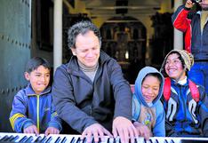 El pianista Juan José Chuquisengo y su incursión en las comunidades andinas