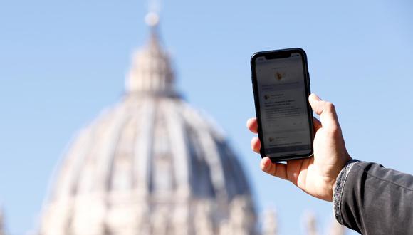 El Vaticano presentó Click to Pray 2.0, la primera actualización de su app lanzada en el 2016 con la que busca incentivar la oración entre sus feligreses. (Foto: Guglielmo Mangiapane / Reuters)