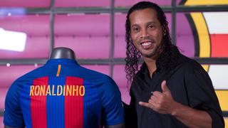 Ronaldinho fue presentado en Barcelona como nuevo embajador