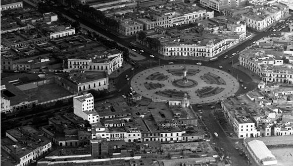 Cada siete de junio, la Plaza Bolognesi es el escenario de la ceremonia por el Día de la Bandera. (Foto: Archivo histórico El Comercio)