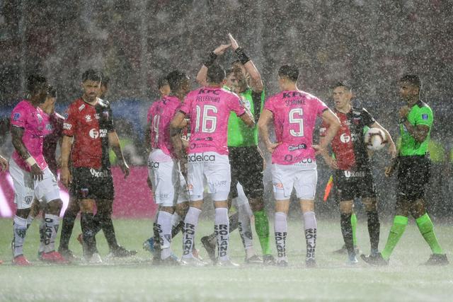 Colón vs. Independiente del Valle: final de la Copa Sudamericana 2019 se detuvo por torrencial lluvia. (Foto: AFP / Juan Mabromata)