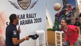 Dakar 2020: Nasser Al-Attiyah mostró su habilidad con el balón tras hacer un juego de cabeceadas | VIDEO