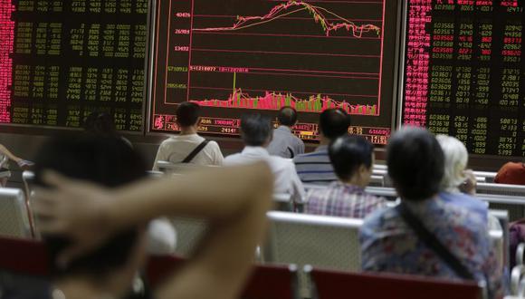 Imagen referencial de trabajadores en la bolsa de valores de Shanghái | Foto: EFE