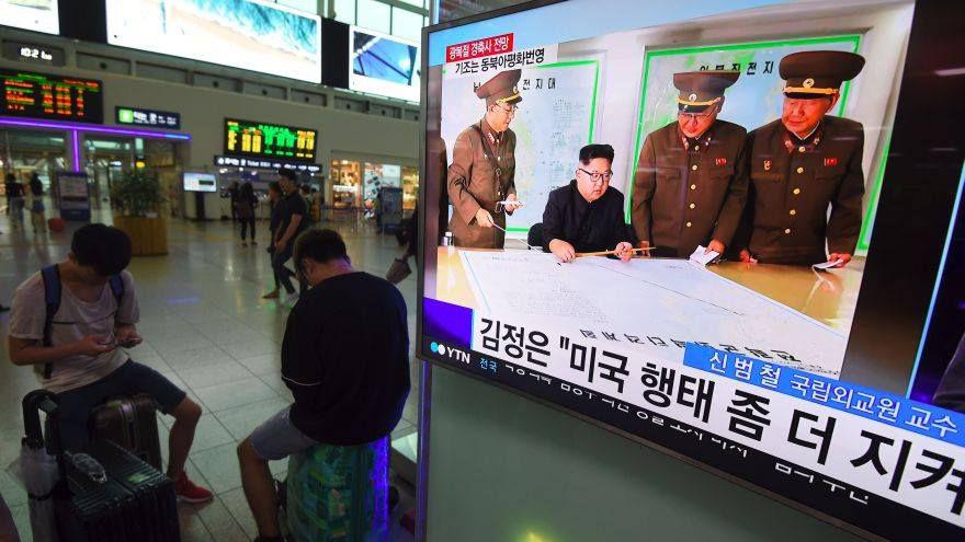 Según los medios de ese país, las fotos fueron tomadas el lunes, cuando el líder del régimen norcoreano asistía a una sesión informativa de la Fuerza Estratégica del Ejército Popular de Corea del Norte. (Foto: AFP)