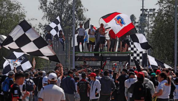 Hinchas de Colo Colo realizaron banderazo en la previa del partido por la permanencia.