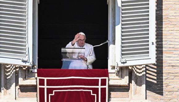El papa Francisco saluda desde la ventana del palacio apostólico durante la oración semanal del Ángelus el 12 de marzo de 2023 en el Vaticano. (Foto de Tiziana FABI / AFP)