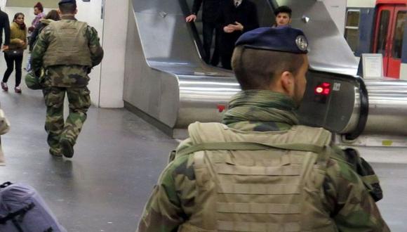 Francia: Hallan soldado sin vida en centro comercial de París