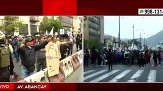 Manifestantes son retirados del frontis del Congreso en la Av. Abancay