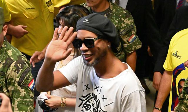 Ronaldinho fue detenido el 05 de marzo por presuntamente haber ingresado a Paraguay con pasaporte falso | Foto: AFP