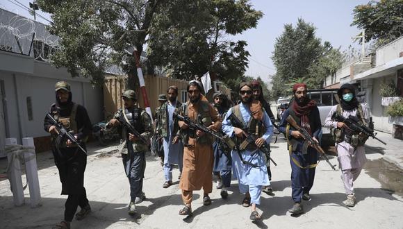 Combatientes talibanes patrullan en el barrio de Wazir Akbar Khan en la ciudad de Kabul, Afganistán, el miércoles 18 de agosto de 2021. (Foto AP / Rahmat Gul).