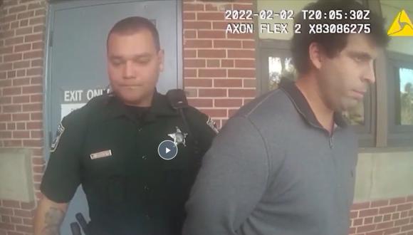 Autoridades de Florida arrestan a Carlos Aguirre Rendón, profesor en el colegio Deltona Middle School. (Foto: Captura de video- WESH)