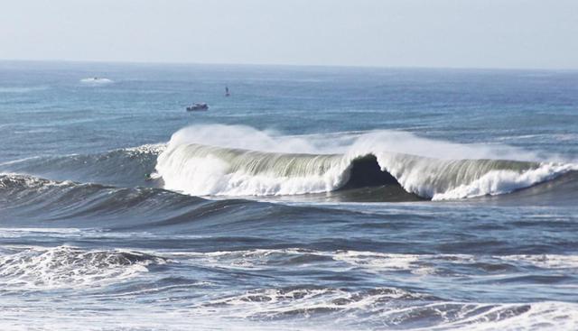 Mavericks, California. Es un destino de invierno para algunos de los mejores surfistas de olas grandes del mundo. Son muy pocos los que se arriesgan a correr estas peligrosas olas, las cuales llegan a 10 metros de altura. (Foto: Kristie Wells / Flick