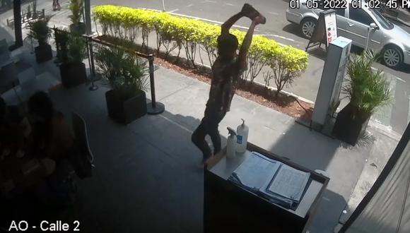 Hombre golpea con un tabique a joven dentro de restaurante en la Roma, Ciudad de México. (Captura de video).