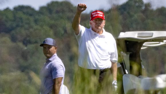 El expresidente de los Estados Unidos, Donald J. Trump, saluda en el Trump National Golf Club en Sterling, Virginia, el 13 de septiembre de 2022. (Foto de Jim WATSON / AFP)