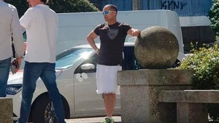 ¿Prohibido usar shorts? Taxista se pone falda ante de veto a los pantalones cortos y genera polémica