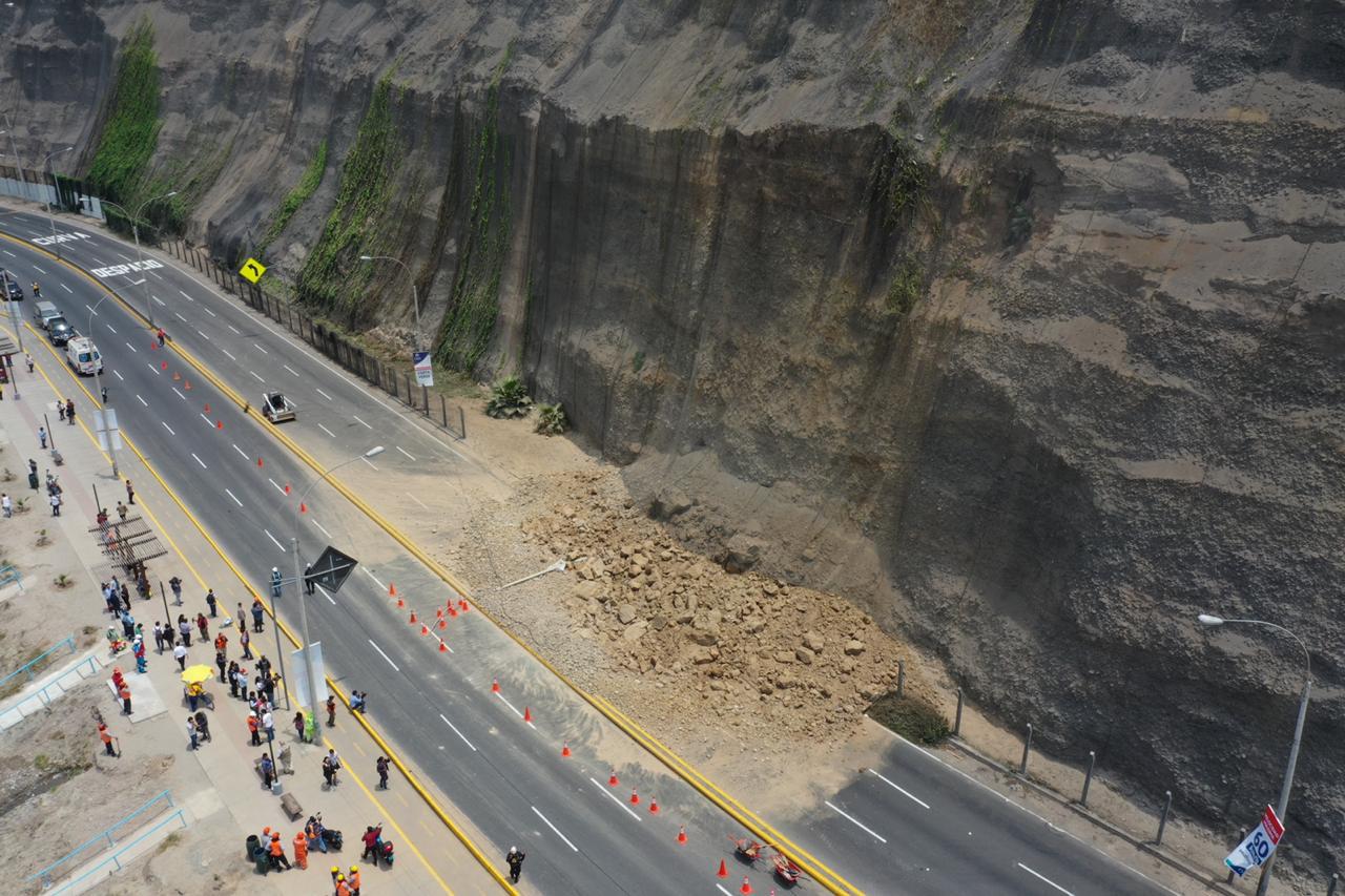 Esta mañana se reportó un derrumbe en el acantilado de la Costa Verde, en el límite entre Barranco y Chorrillos. (Foto: Daniel Apuy)