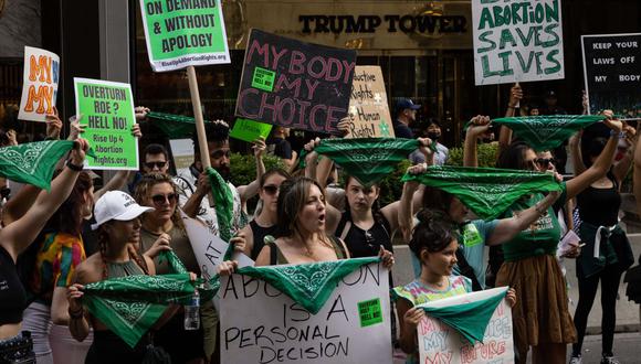 En esta foto de archivo tomada el 9 de julio de 2022, activistas por el derecho al aborto protestan contra el fallo de la Corte Suprema sobre el derecho al aborto, en Nueva York. (Foto referencial de Yuki IWAMURA / AFP)