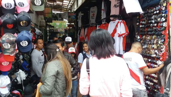 Hinchas abarrotan el emporio comercial de Gamarra para adquirir las camisetas de la selección peruana. Los precios de estas prendas se han incrementado hasta los 150 soles por el Perú vs. Argentina. (Yasmin Rosas / El Comercio)