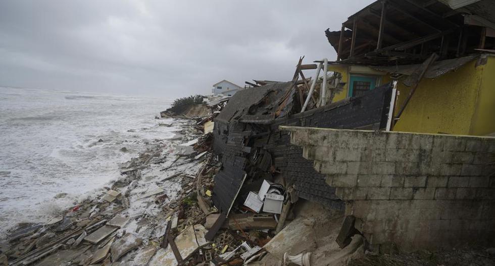 Casas derrumbándose en la playa debido a la marejada ciclónica causada por el huracán Nicole en Wilbur-By-The-Sea, Florida. (AP Photo/John Raoux).