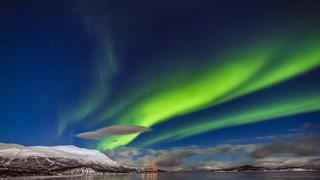 El ‘agujero azul’ en el cielo de Suecia que deja ver auroras boreales y arcoíris lunares