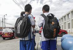 Mochilas escolares casi duplican el peso recomendado: 200 niños al mes sufren graves efectos | INFORME