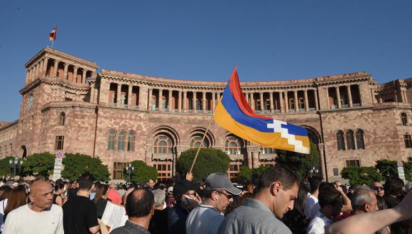 Los armenios protestan para instar al gobierno a responder a la operación militar azerbaiyana lanzada contra la región separatista de Nagorno-Karabaj frente al edificio del gobierno en el centro de Ereván. (Foto de Karen MINASYAN / AFP)
