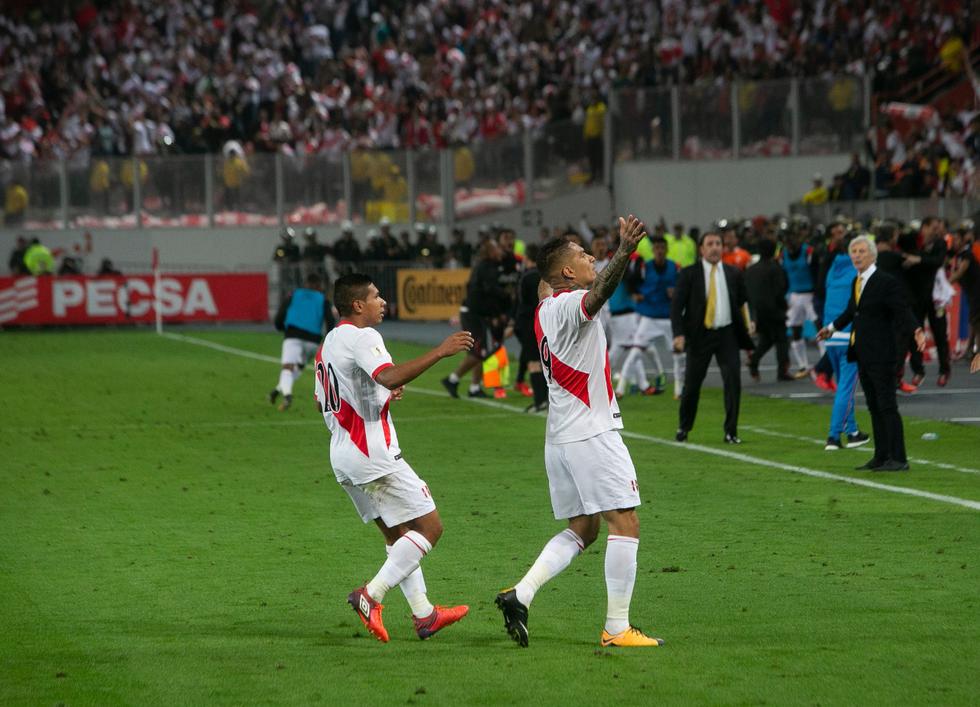 8:11 de la noche del 10 de octubre del 2017. Paolo ya celebra el gol. FOTO: Rolly Reyna / GEC.