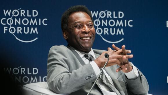 Imagen del folleto publicada por WEF que muestra a la leyenda del fútbol brasileño Pelé sonriendo durante la sesión plenaria de apertura del Foro Económico Mundial sobre América Latina 2018 en Sao Paulo, Brasil.
