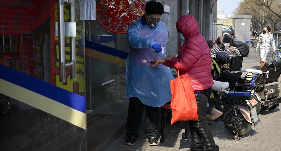 Inspectores aseguran que irán de puerta en puerta y por las calles de la ciudad para verificar la temperatura de los ciudadanos durante una campaña de evaluación de salud en Wuhan. (Foto: AFP).