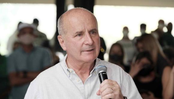 El candidato del Partido Liberación Nacional, José María Figueres, habla durante el cierre de su campaña en San José (Costa Rica).