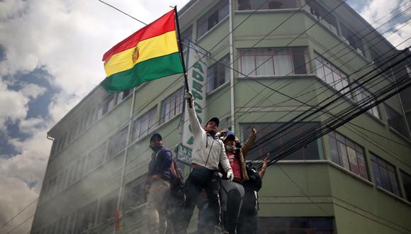 Los productores de hoja de coca que se oponen al gobierno toman el control del mercado de coca ADEPCOCA, luego de enfrentamientos con la policía antidisturbios en La Paz, el 4 de octubre de 2021. (LUIS GANDARILLAS / AFP).