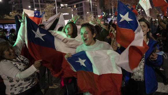 Adherentes de la opción "Rechazo" celebran hoy el resultado del plebiscito constitucional, en la comuna de Las Condes en Santiago (Chile).