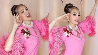 Thalía posa en vestido rosa de plumas y fans recuerdan su personaje en “Marimar”