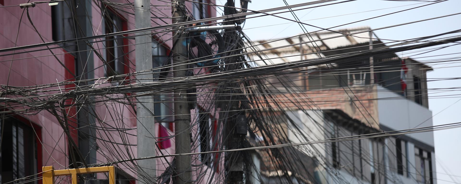 Empresas de telefonía y electricidad deberán retirar cables en desuso: ¿Quiénes supervisarán su ejecución? | FOTOS