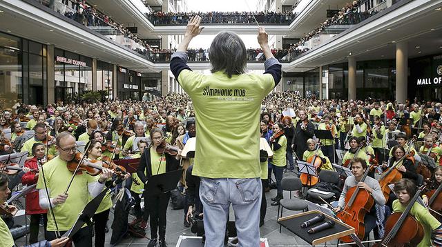 'Symphonic Mob': 930 músicos en escena en un centro comercial - 3