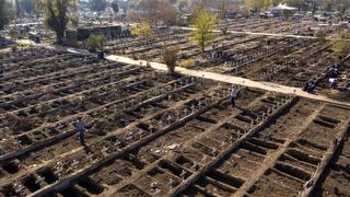 Cementerio de Santiago prepara miles de tumbas ante aumento de muertes por coronavirus | FOTOS