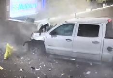 EEUU: camioneta irrumpe a toda velocidad y destroza parte de la pared de un aeropuerto en Florida | Video